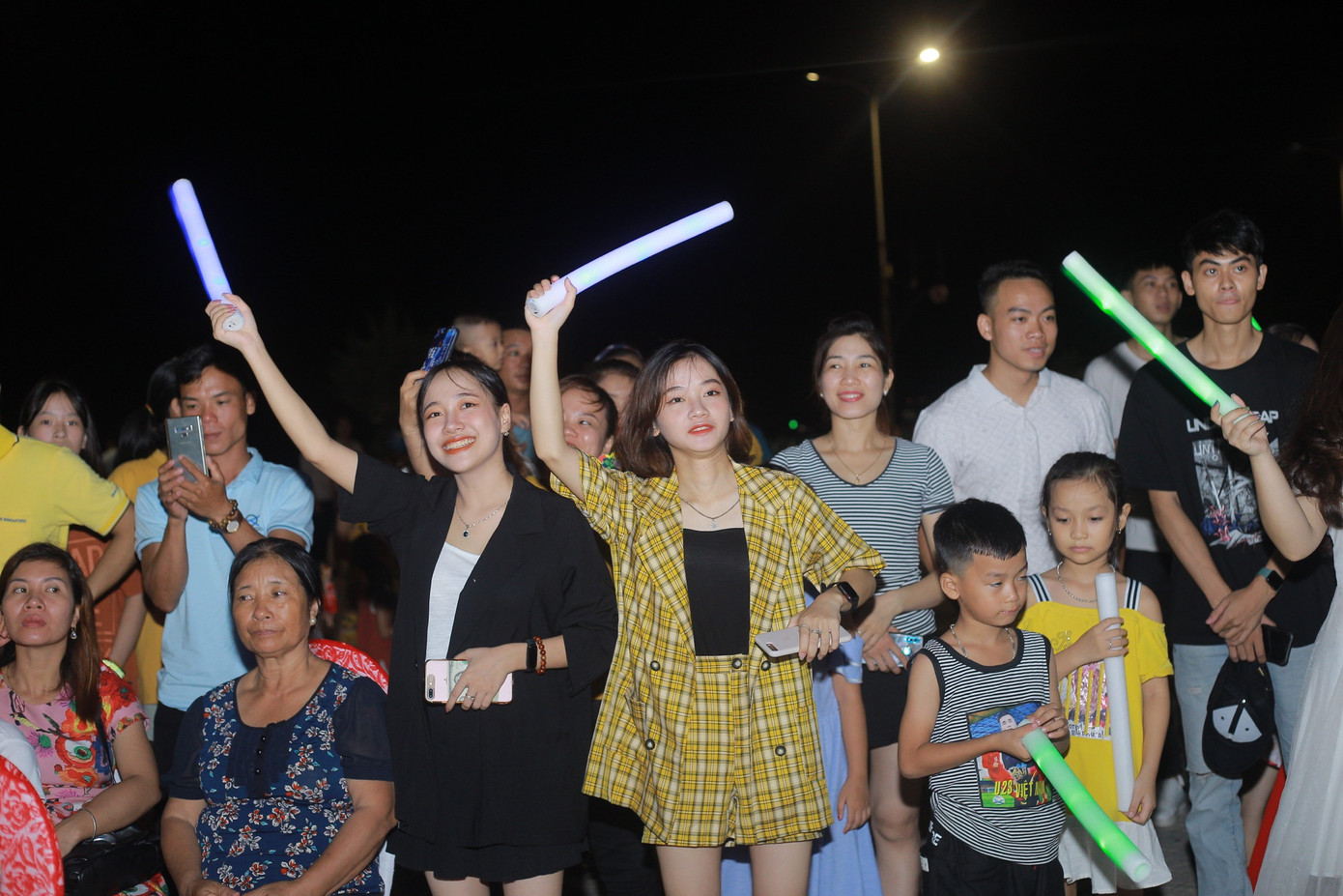 Sôi động lễ hội biểu diễn âm nhạc đường phố của tuổi trẻ Nghệ An tại biển Cửa Lò ảnh 1