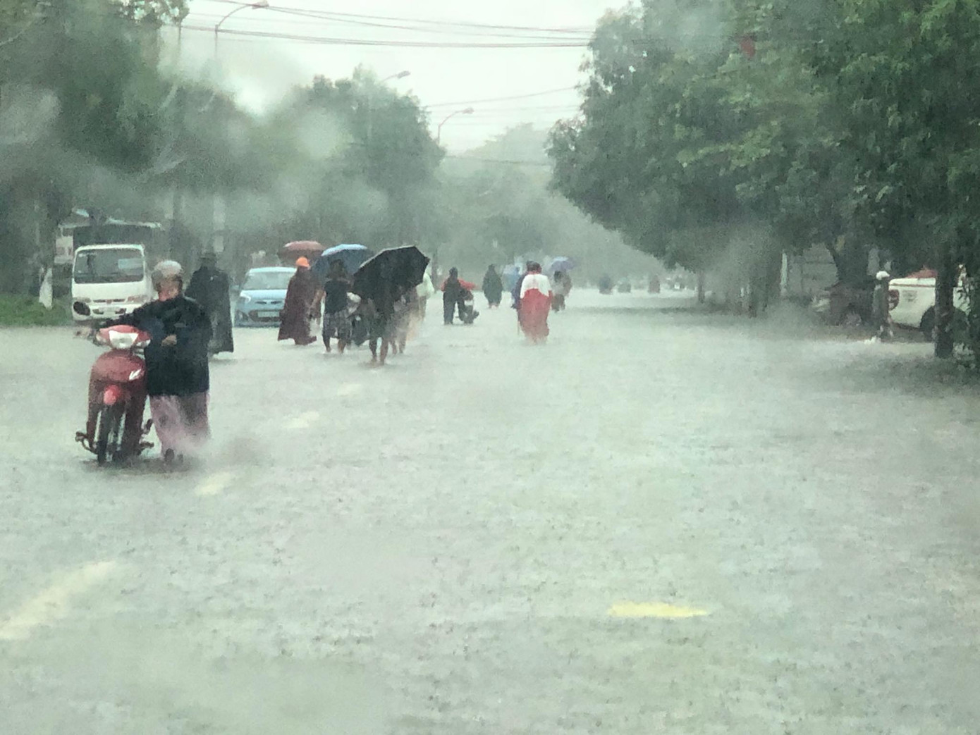 Thành Vinh 'thất thủ' sau trận mưa xối xả ảnh 5