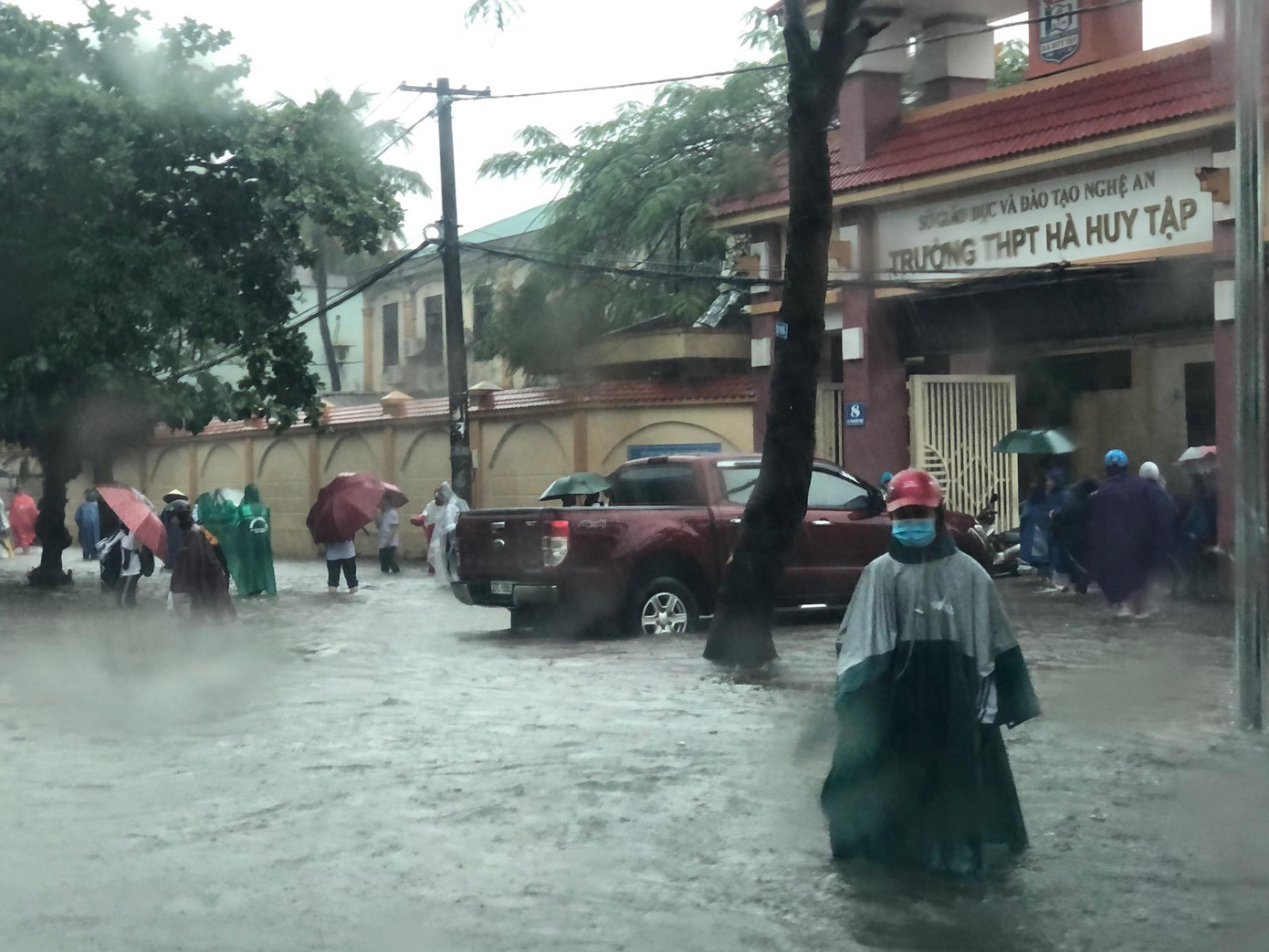 Thành Vinh 'thất thủ' sau trận mưa xối xả ảnh 7