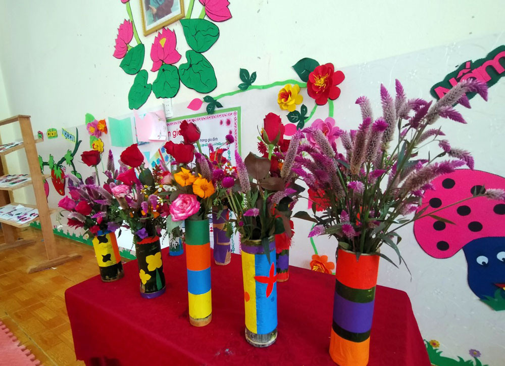 Xúc động học sinh mang hoa rừng, trái dại tặng thầy cô ngày lễ ảnh 3