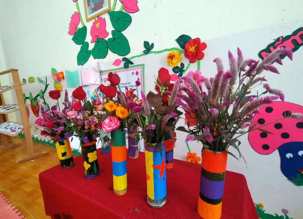 Xúc động học sinh mang hoa rừng, trái dại tặng thầy cô ngày lễ ảnh 3