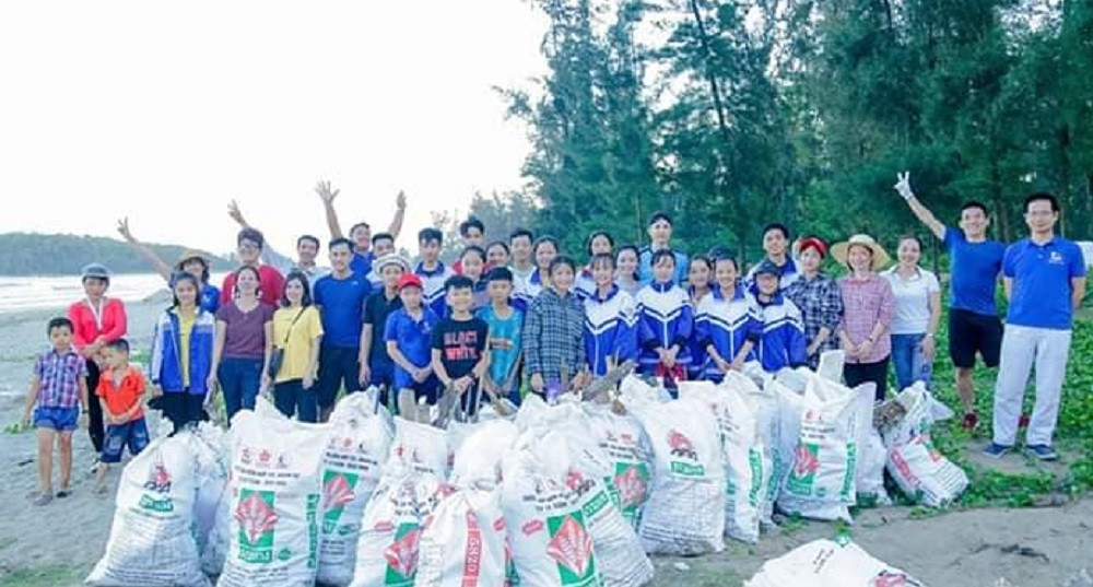 Cặp vợ chồng cặm cụi thu gom rác thải ở vùng quê ảnh 4