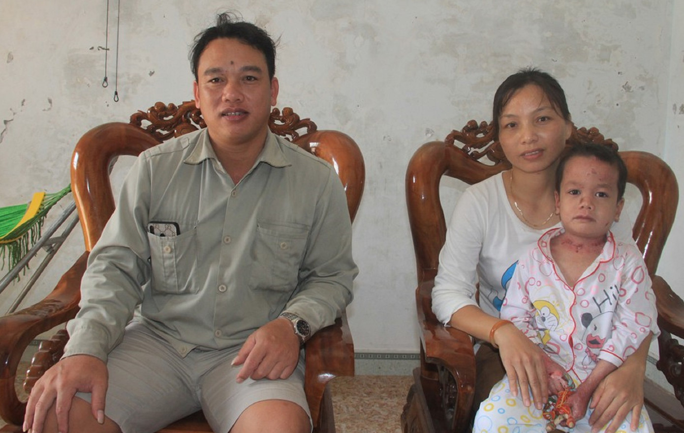 Cặp vợ chồng cặm cụi thu gom rác thải ở vùng quê ảnh 2