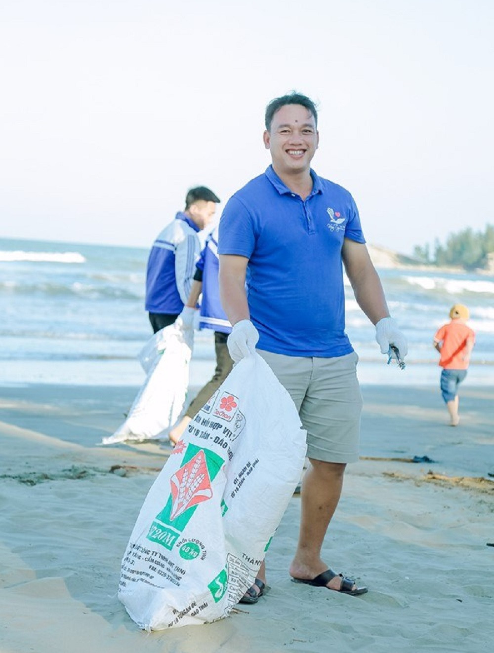 Cặp vợ chồng cặm cụi thu gom rác thải ở vùng quê ảnh 3