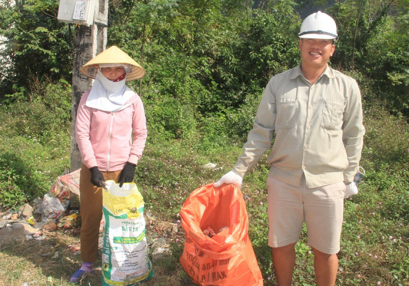 Cặp vợ chồng cặm cụi thu gom rác thải ở vùng quê ảnh 1