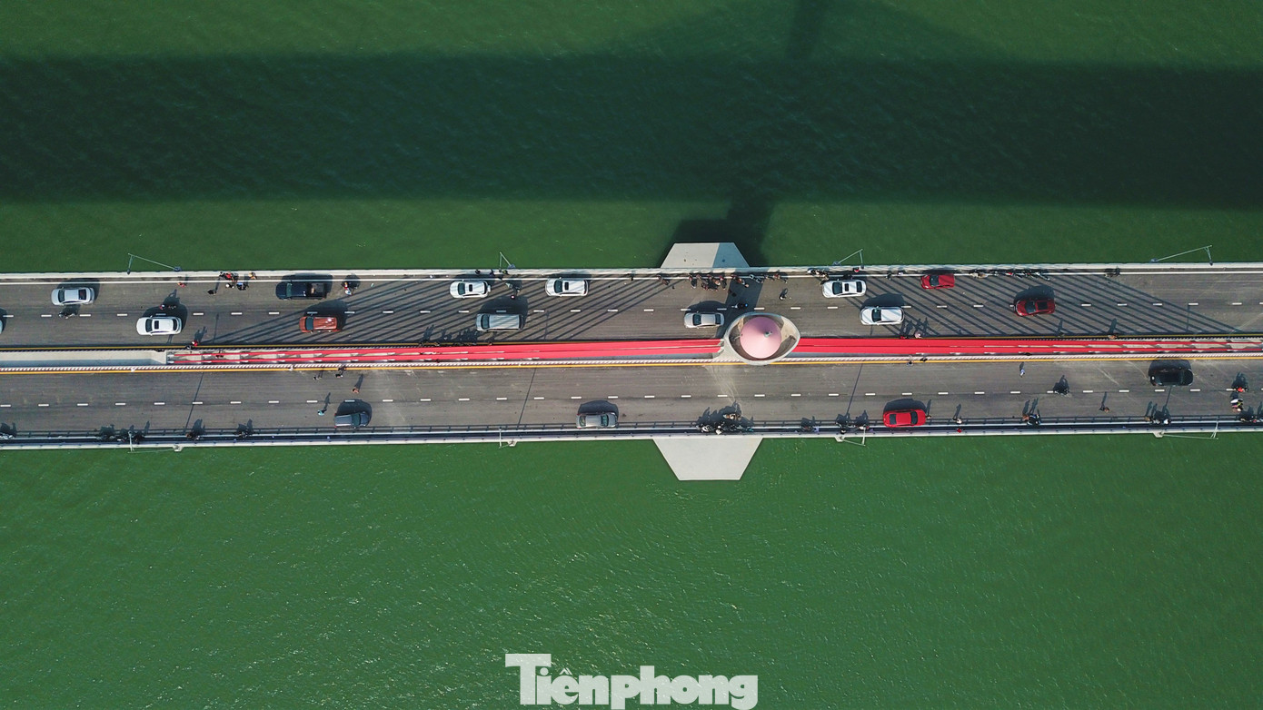 Bất chấp nguy hiểm, người dân đu dây văng trên cầu 950 tỷ đồng để chụp ảnh ảnh 10