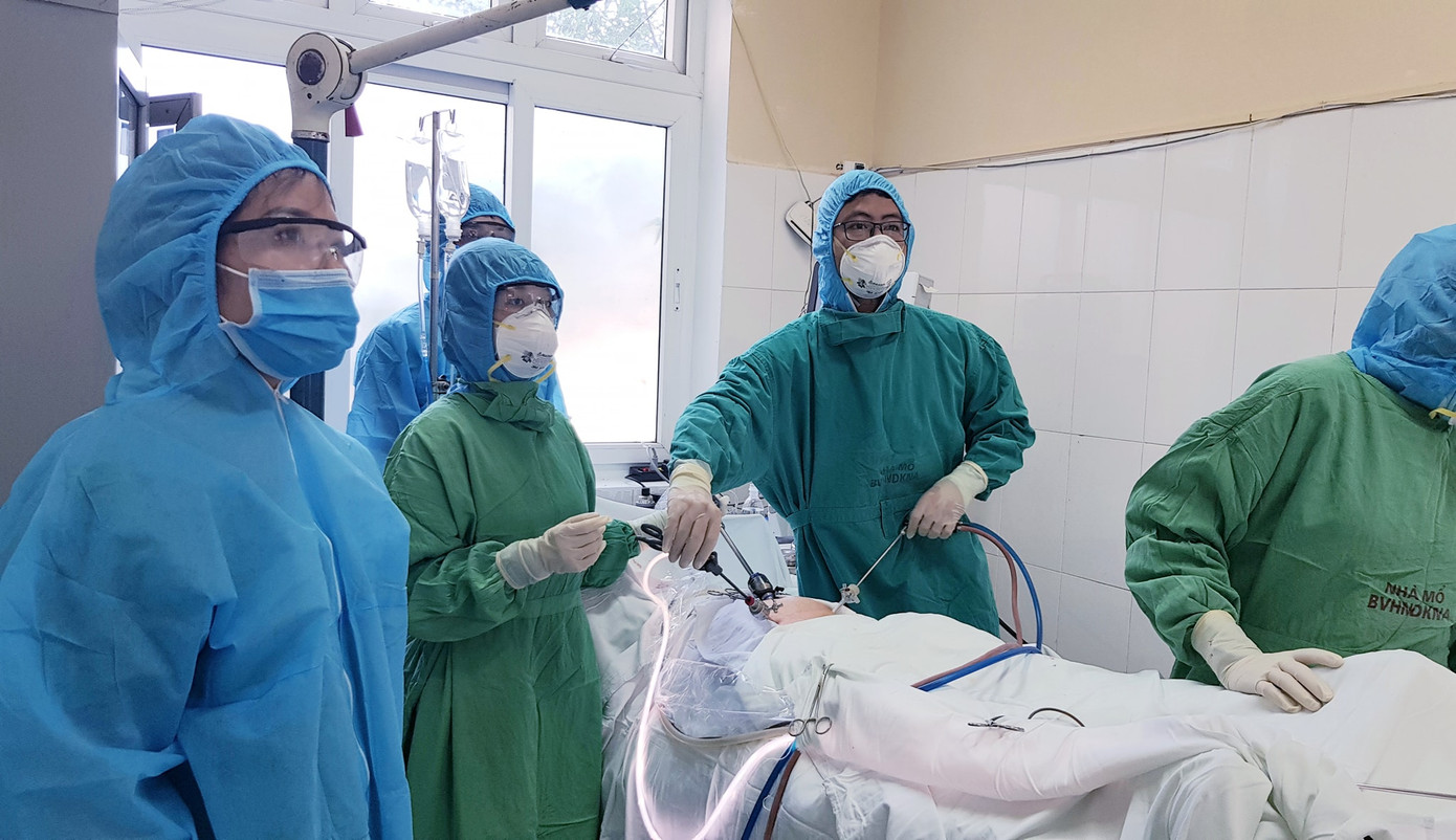 Vỡ òa niềm vui bé gái chào đời trong phòng cách ly ảnh 1