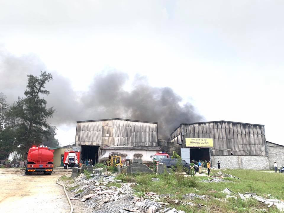 Lửa bùng phát dữ dội tại kho chứa hàng rộng 1.000m2 ảnh 2