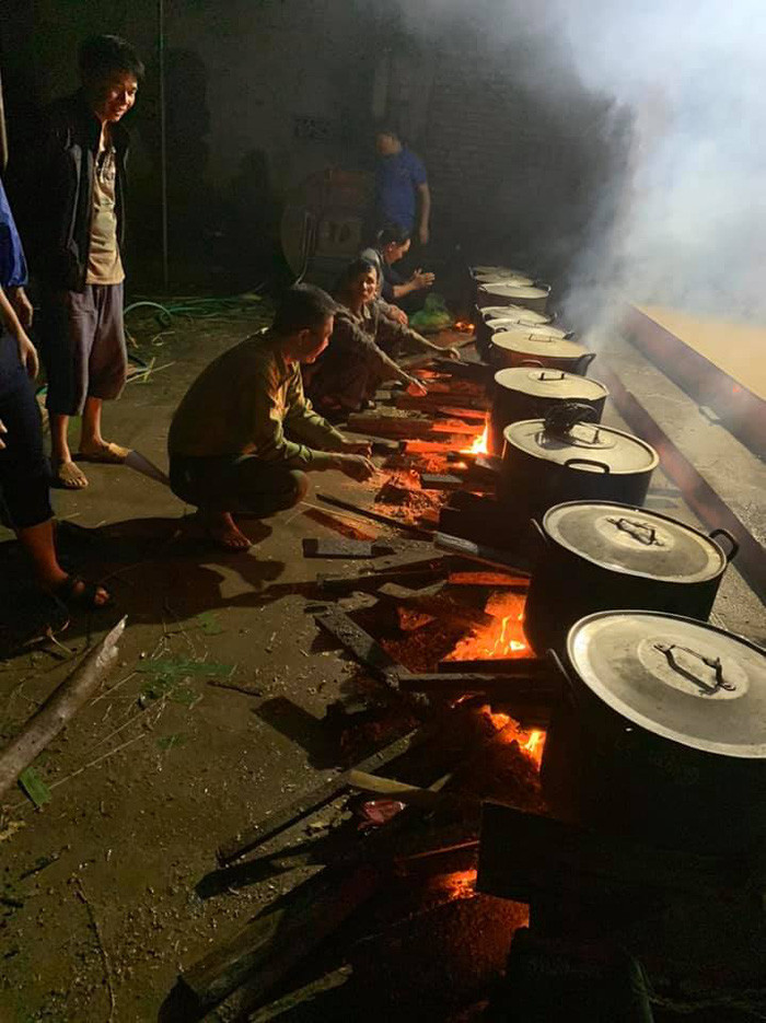 Ấm lòng những nồi bánh chưng cứu đói dân vùng lũ ảnh 7