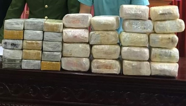 Tội phạm ma túy chống trả cảnh sát tẩu thoát vào rừng ảnh 1