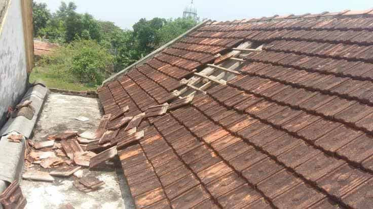 Máy bay hạ cánh làm tốc mái nhà dân ảnh 1