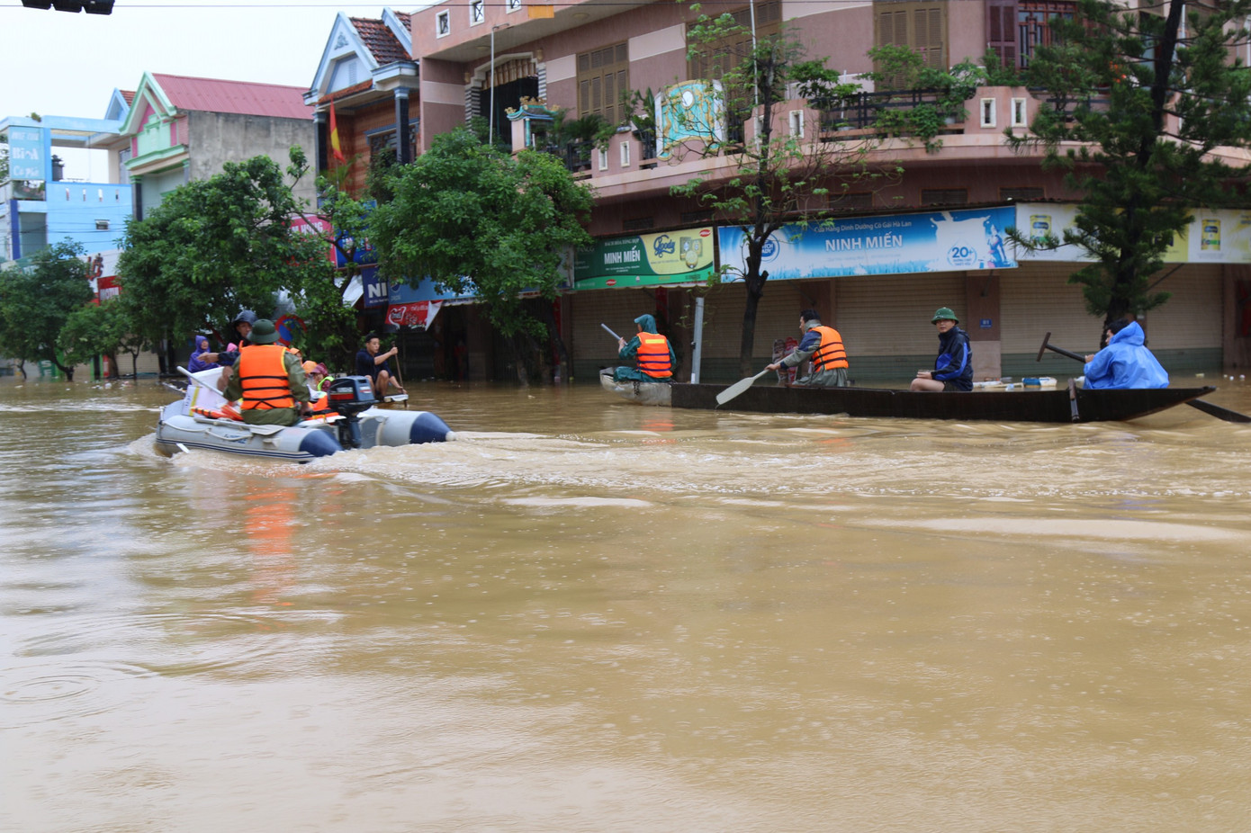 Lũ vây tứ bề: Lệ Thủy, Quảng Bình chìm trong biển nước ảnh 1