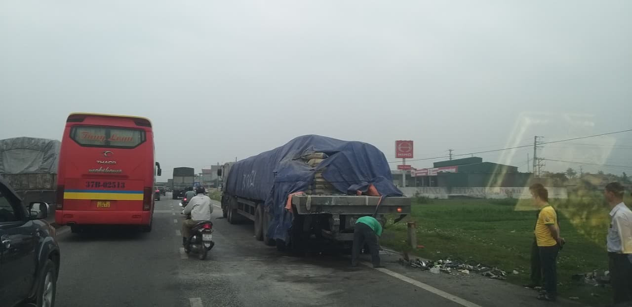 Xe khách đâm đuôi xe đầu kéo, 22 người bị thương ảnh 4