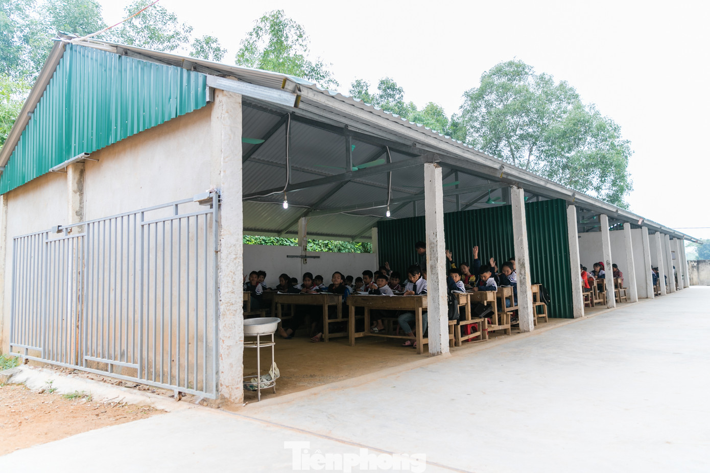 Tường nứt, ngói đổ, thầy trò bỏ lớp ra nhà giữ xe để học ảnh 10