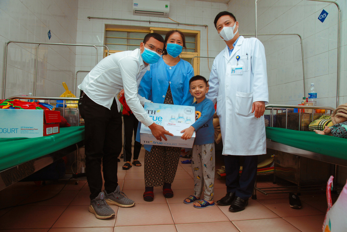 Quỹ Vì Tầm Vóc Việt, báo Tiền Phong trao quà cho người nghèo dịp tết Nguyên đán ảnh 2