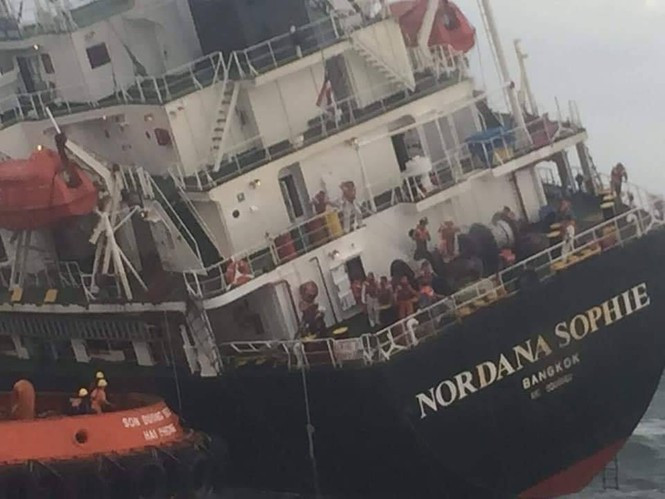 Tàu 9000 tấn chìm trên biển Hà Tĩnh, 180 tấn dầu bắt đầu tràn ảnh 1