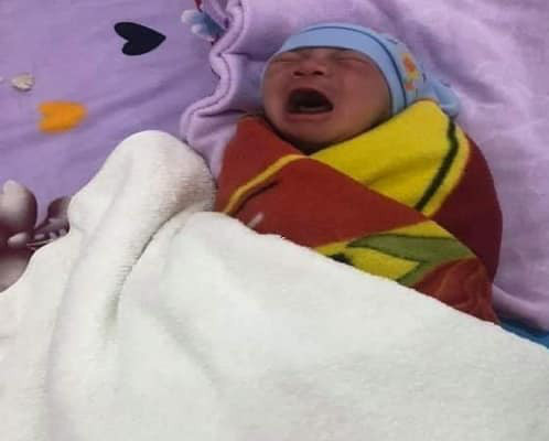 Xót xa bé trai sơ sinh bị bỏ rơi kèm lá thư 'mẹ ngàn lần xin lỗi' ảnh 1