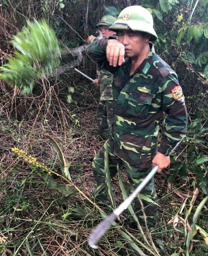 Cận cảnh đám cháy khiến 2.000 người căng mình dập lửa trong đêm ảnh 4