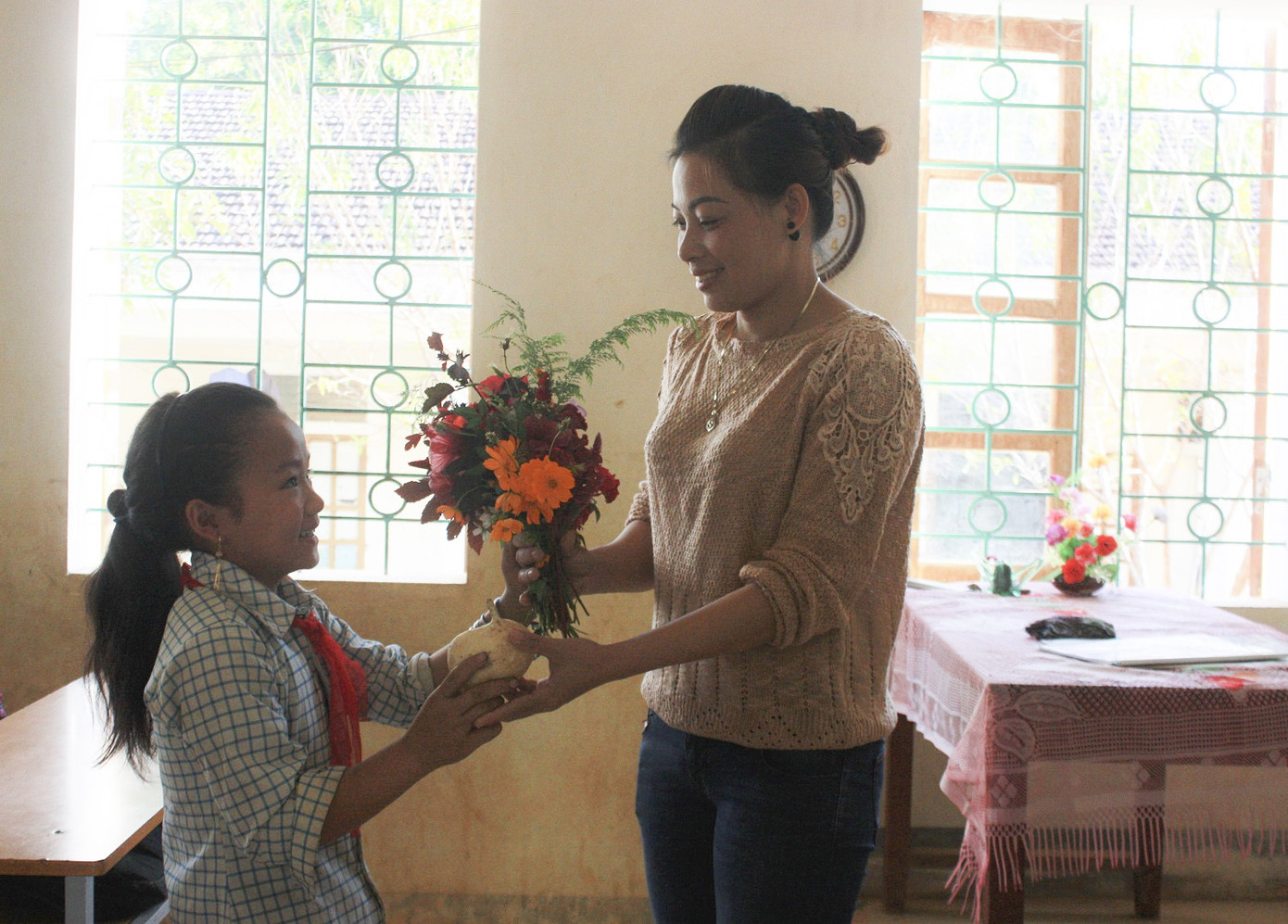 Xúc động học sinh mang hoa rừng, trái dại tặng thầy cô ngày lễ ảnh 8