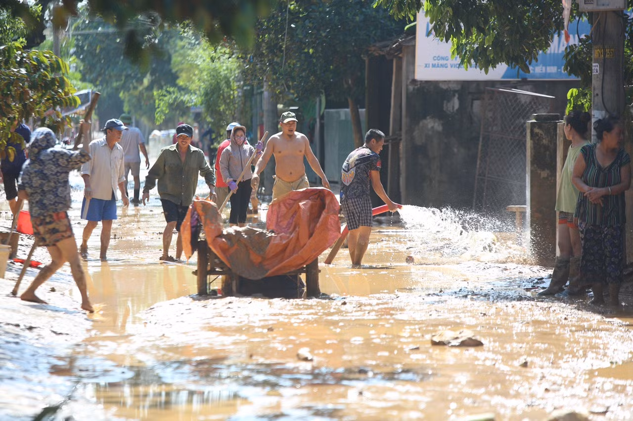 Người dân rốn lũ ngấn nước mắt bới bùn vớt vát tài sản ảnh 12