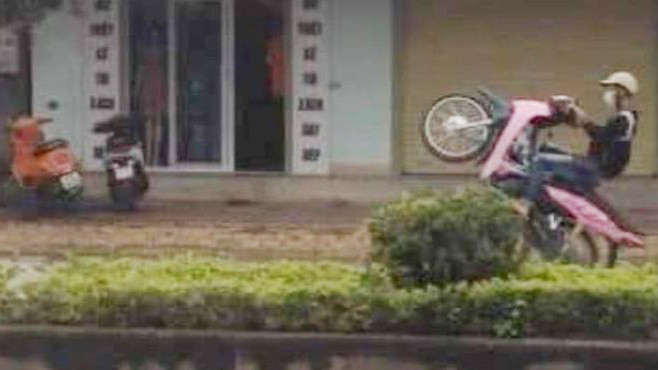 2 thiếu niên khoe 'chiến tích' bốc đầu, lạng lách giữa phố lên mạng xã hội ảnh 1