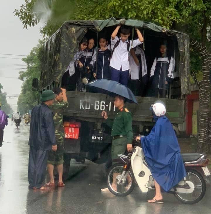 Bộ đội vượt lũ cứu hộ người dân TP Vinh giữa mưa trắng trời ảnh 5