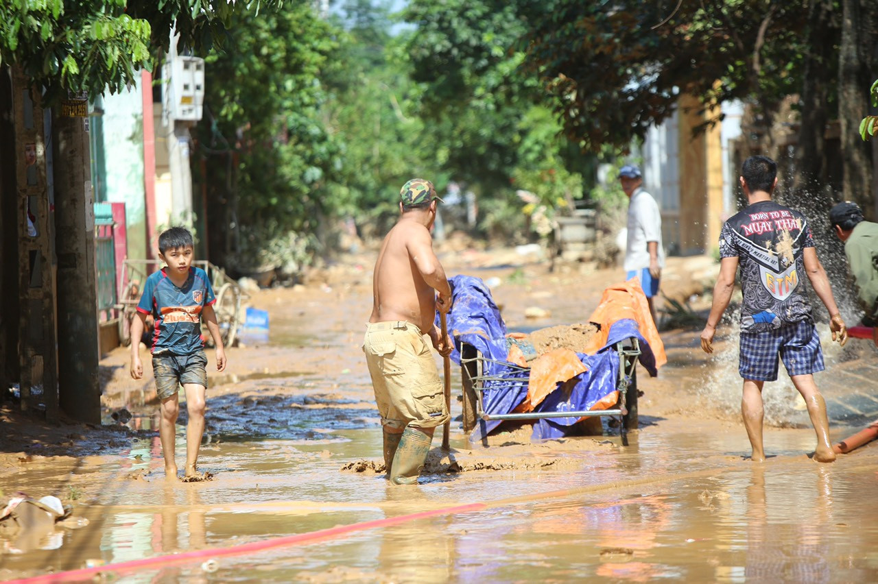 Người dân rốn lũ ngấn nước mắt bới bùn vớt vát tài sản ảnh 10