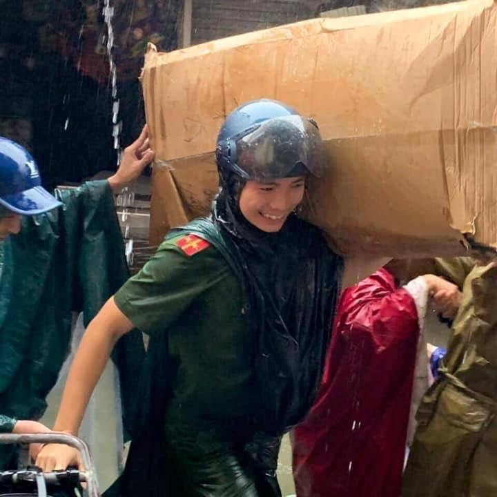 Bộ đội vượt lũ cứu hộ người dân TP Vinh giữa mưa trắng trời ảnh 9