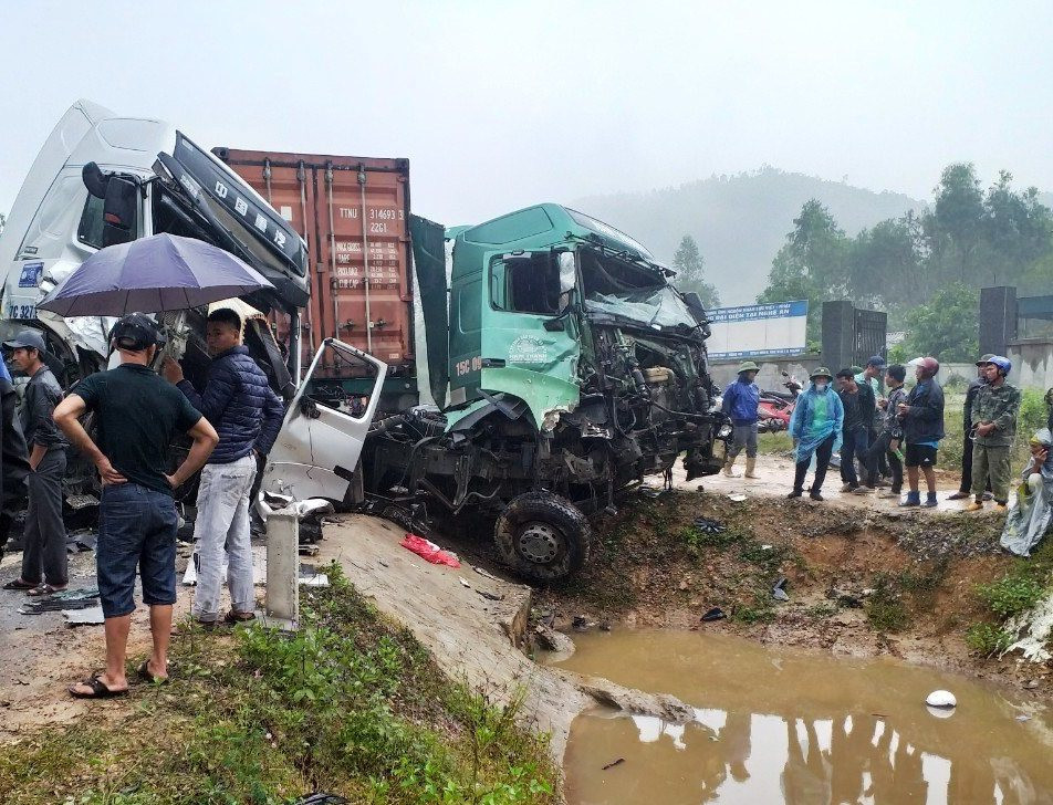 Xe đầu kéo bẹp dúm sau tai nạn liên hoàn trên quốc lộ ảnh 1