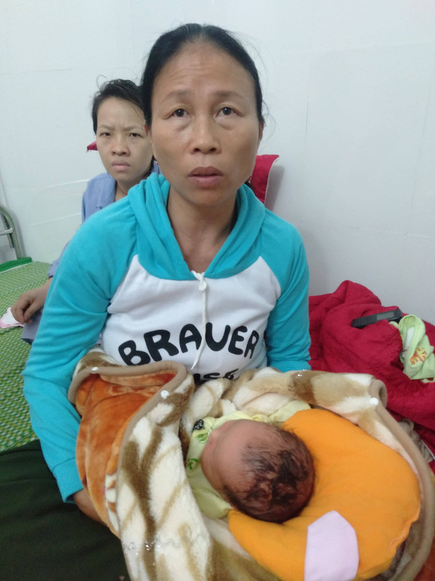 Bé trai mới sinh phải khâu 6 mũi do bác sĩ rạch trúng đầu khi mổ ảnh 1