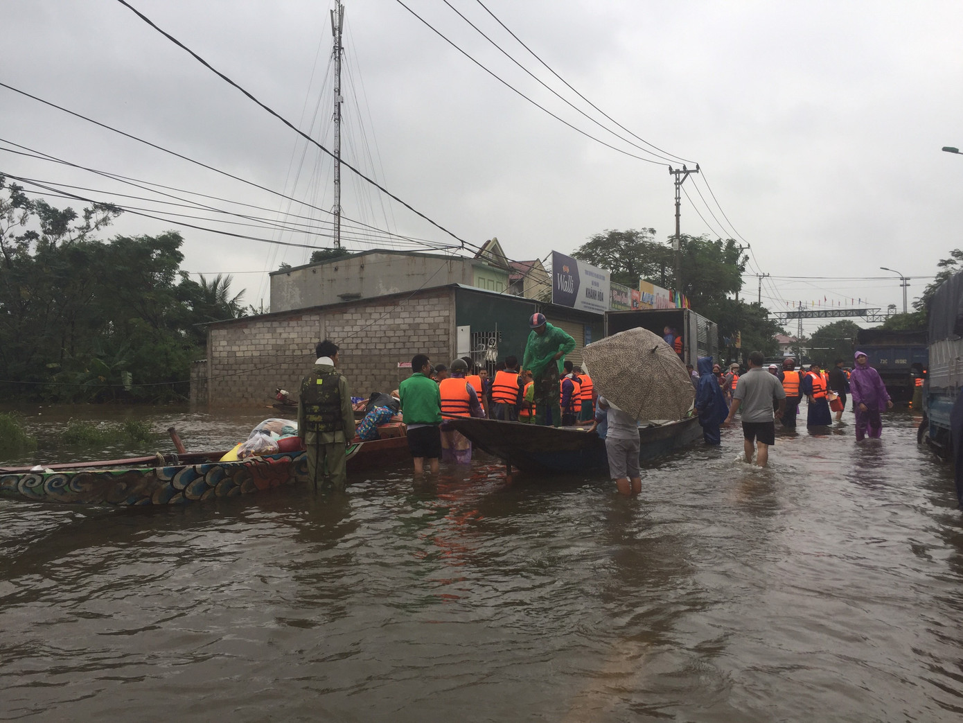 Hàng chục đoàn xe hàng nối nhau cứu viện cho 'rốn lũ' Quảng Bình ảnh 8