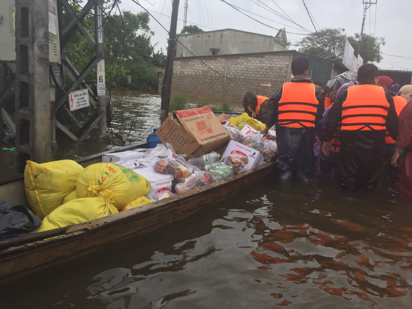 Hàng chục đoàn xe hàng nối nhau cứu viện cho 'rốn lũ' Quảng Bình ảnh 5