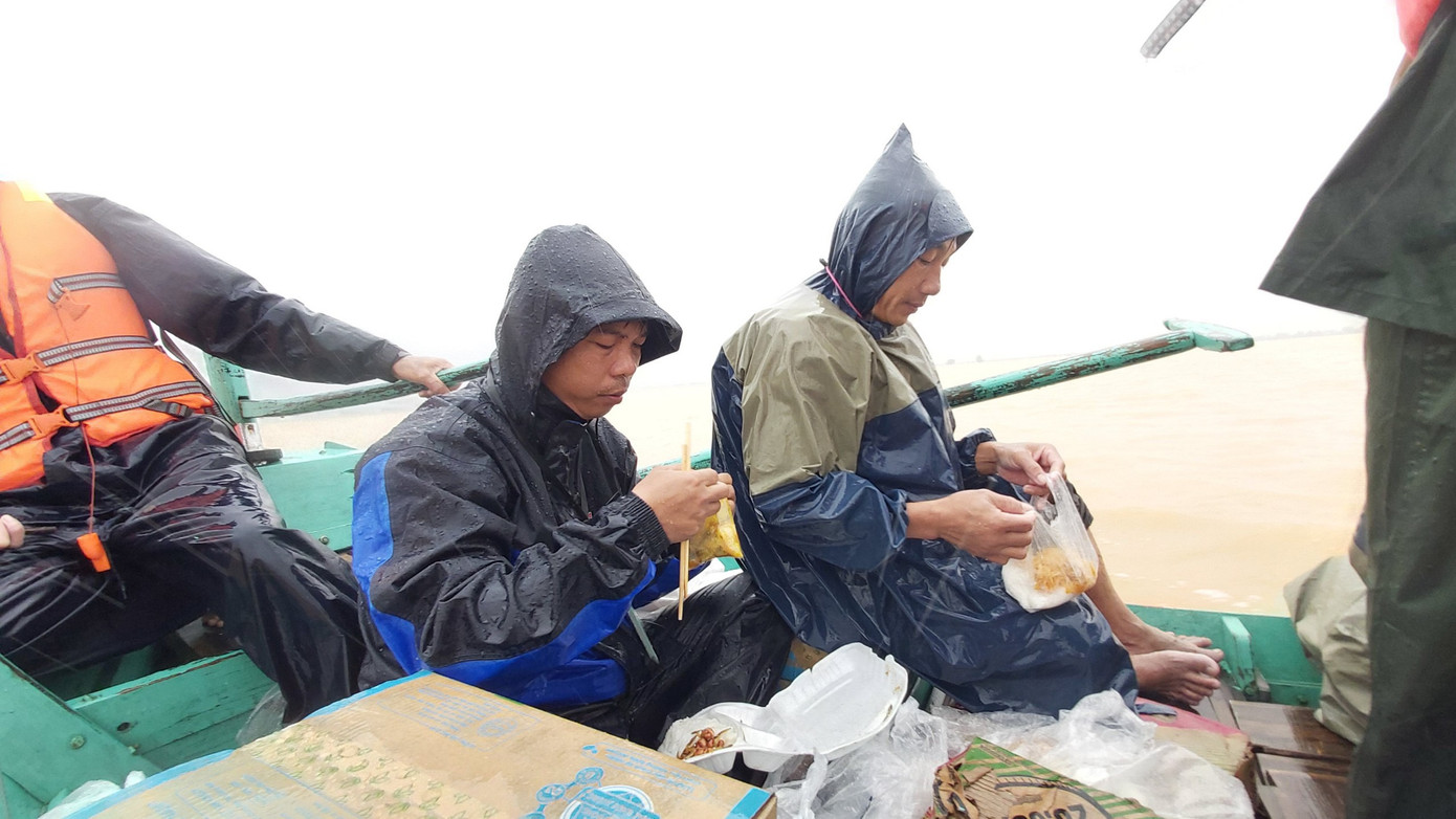 Hàng chục đoàn xe hàng nối nhau cứu viện cho 'rốn lũ' Quảng Bình ảnh 7