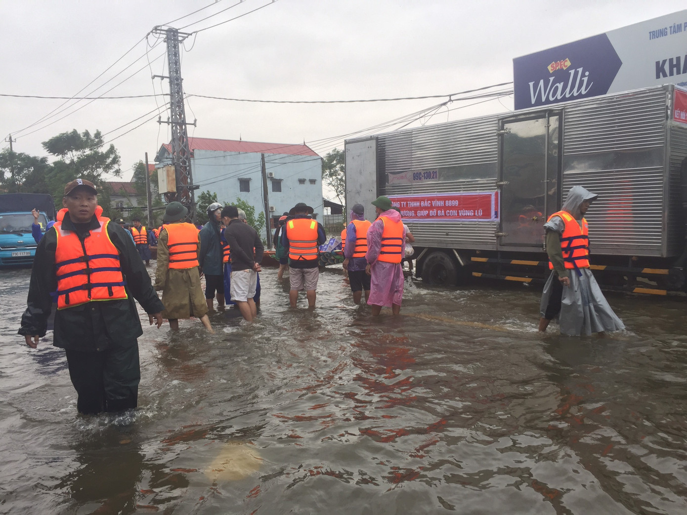 Hàng chục đoàn xe hàng nối nhau cứu viện cho 'rốn lũ' Quảng Bình ảnh 2