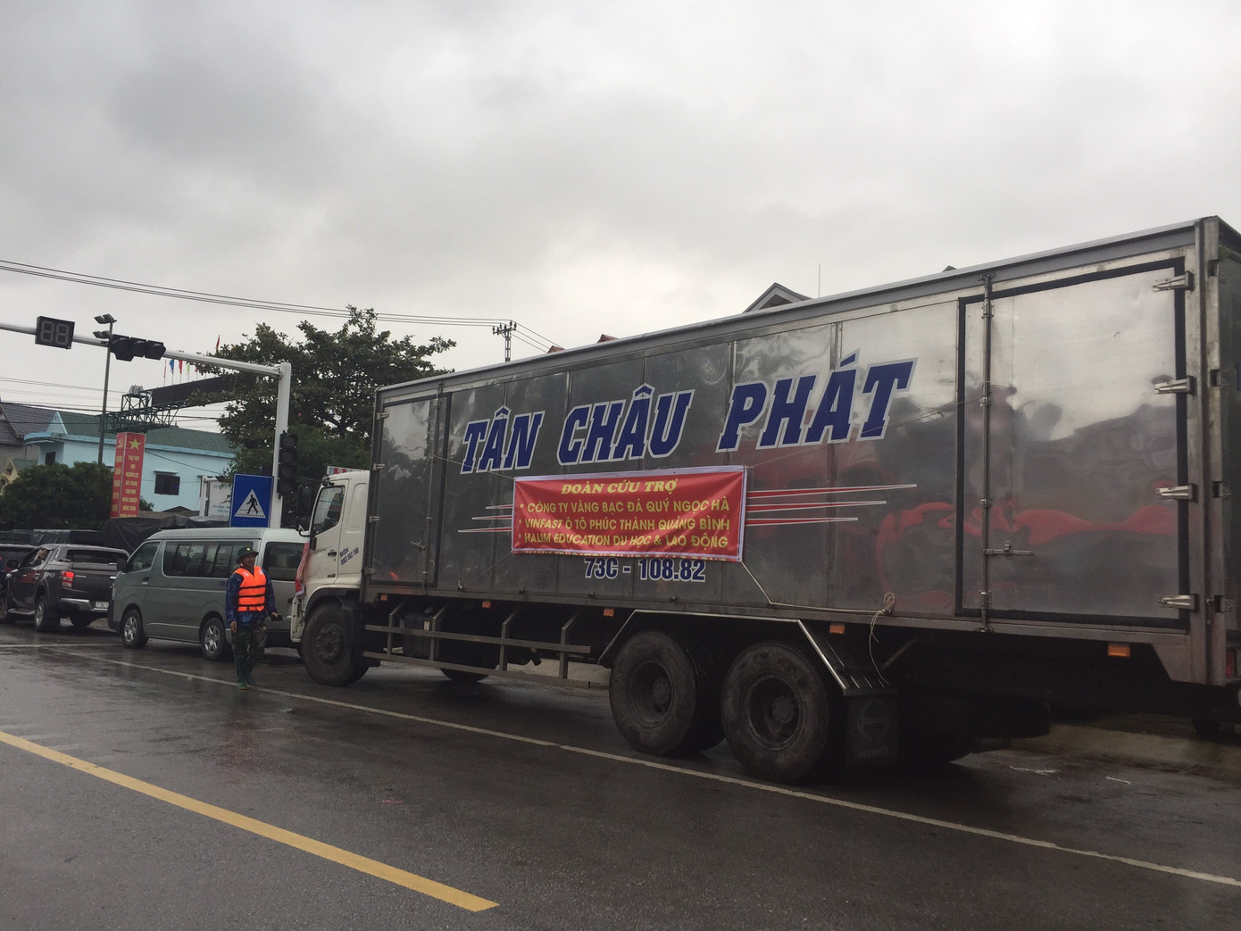 Hàng chục đoàn xe hàng nối nhau cứu viện cho 'rốn lũ' Quảng Bình ảnh 4