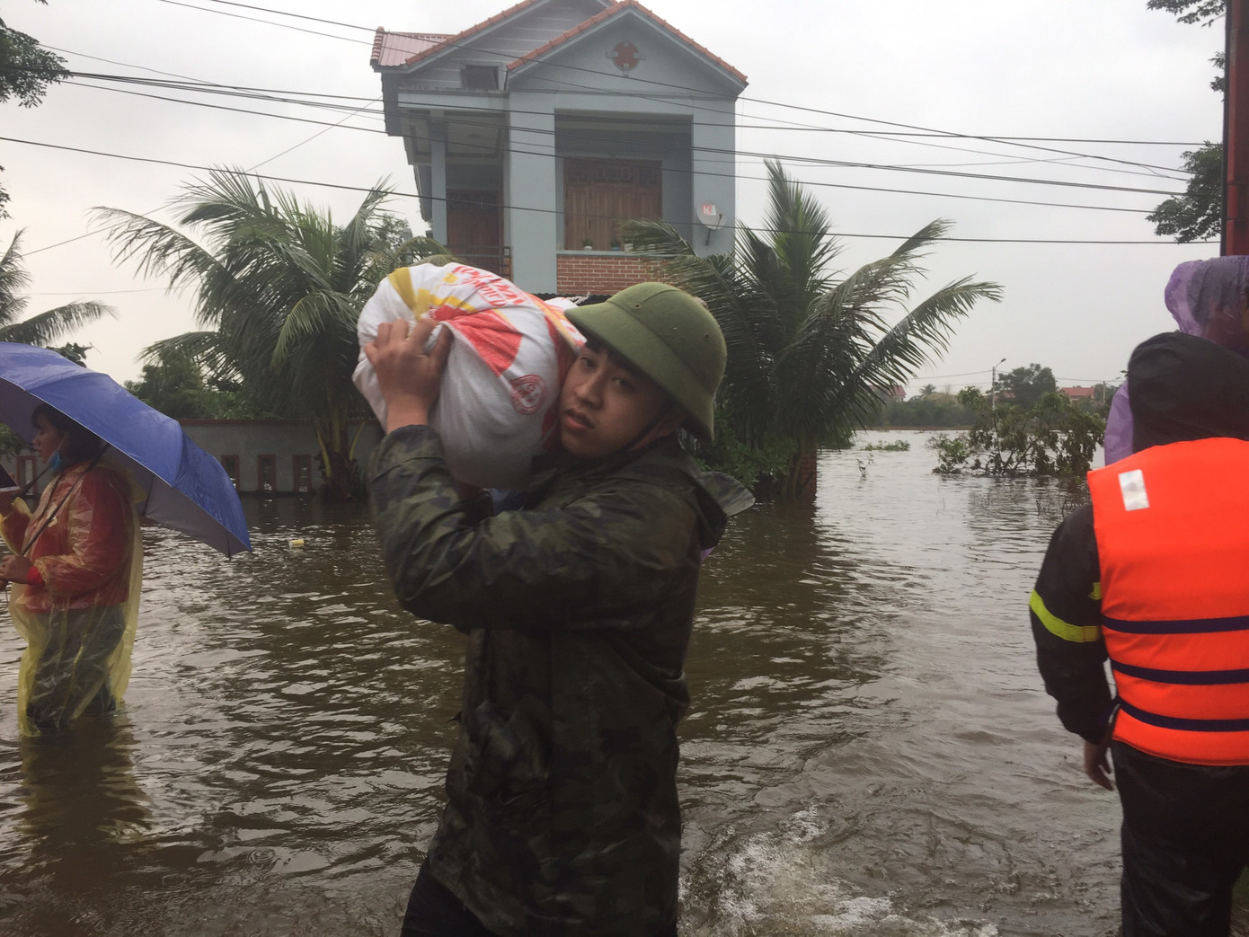 Hàng chục đoàn xe hàng nối nhau cứu viện cho 'rốn lũ' Quảng Bình ảnh 3