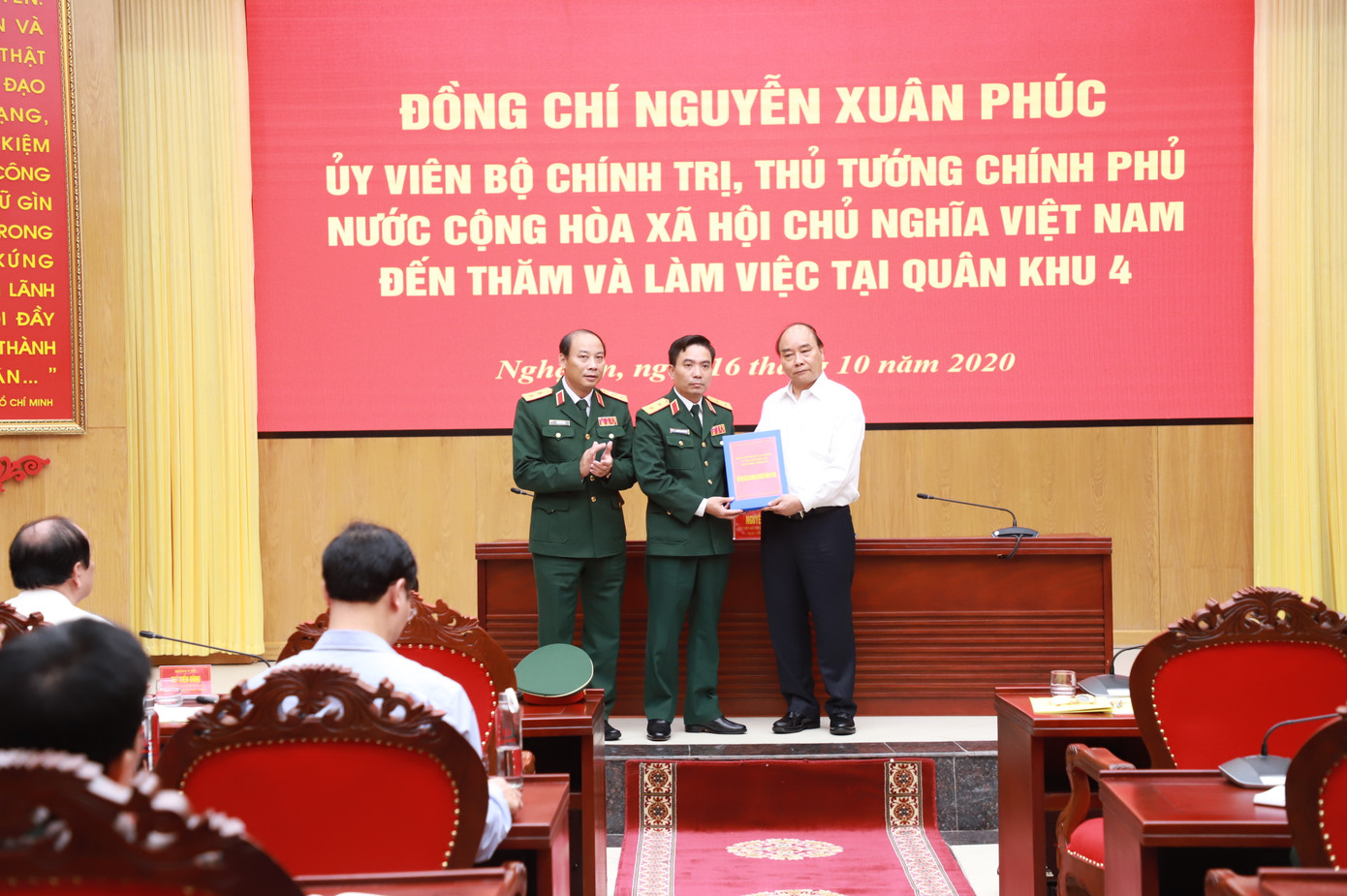 Thủ tướng Nguyễn Xuân Phúc làm việc với tỉnh Nghệ An và Quân khu 4 ảnh 2