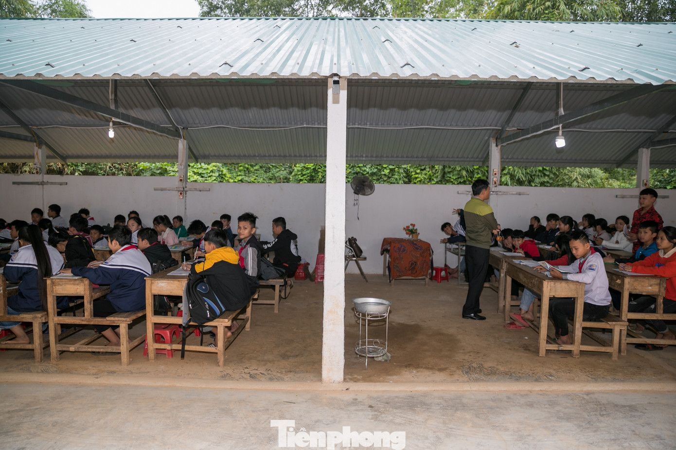 Tường nứt, ngói đổ, thầy trò bỏ lớp ra nhà giữ xe để học ảnh 9