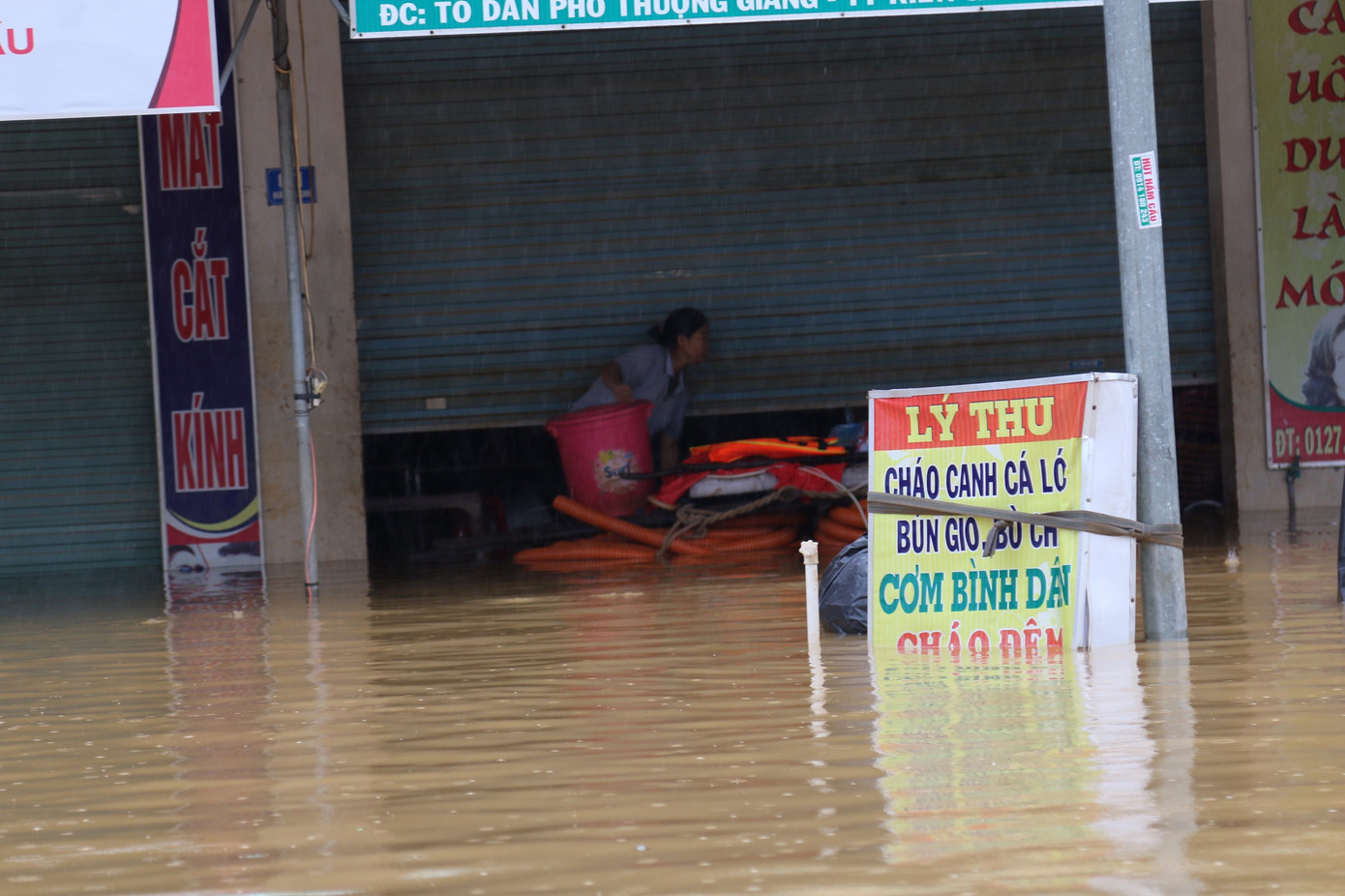 Lũ vây tứ bề: Lệ Thủy, Quảng Bình chìm trong biển nước ảnh 3