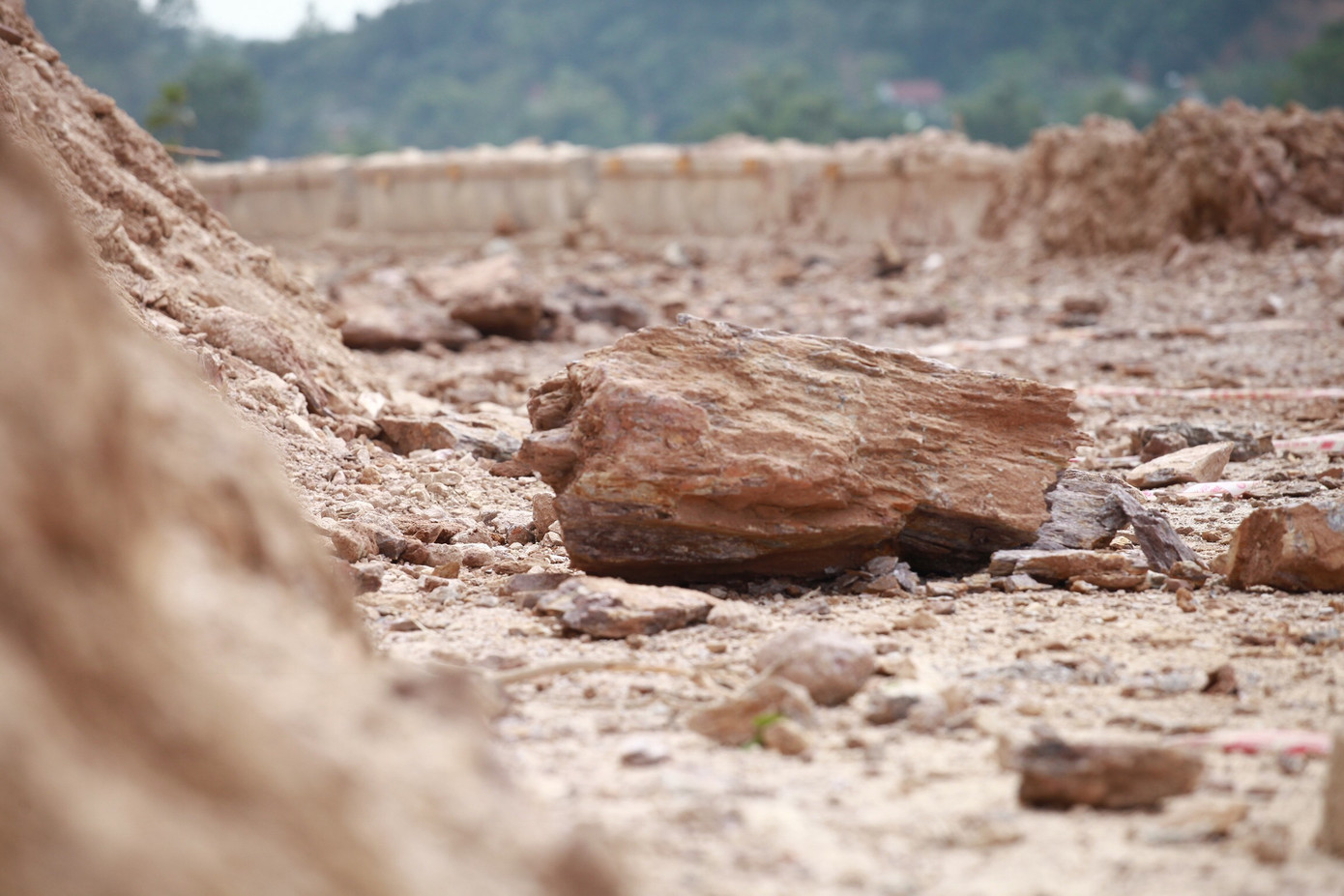 Nổ mìn phá đá thông tuyến trên quốc lộ 46 ảnh 11