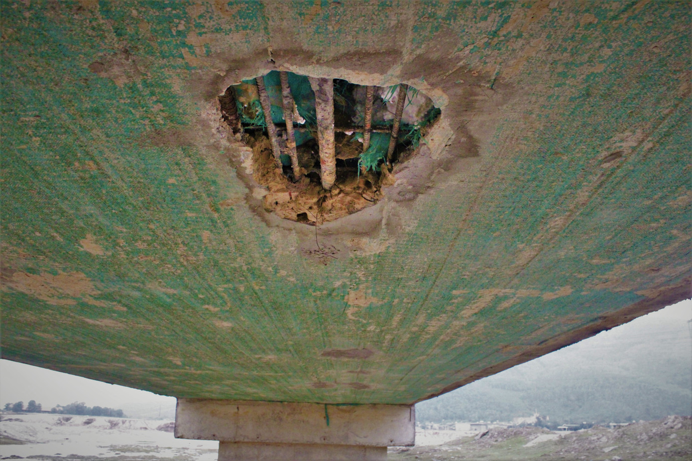 Cận cảnh cầu tiền tỷ bong tróc để lộ xốp, thép hoen gỉ ra ngoài ảnh 13