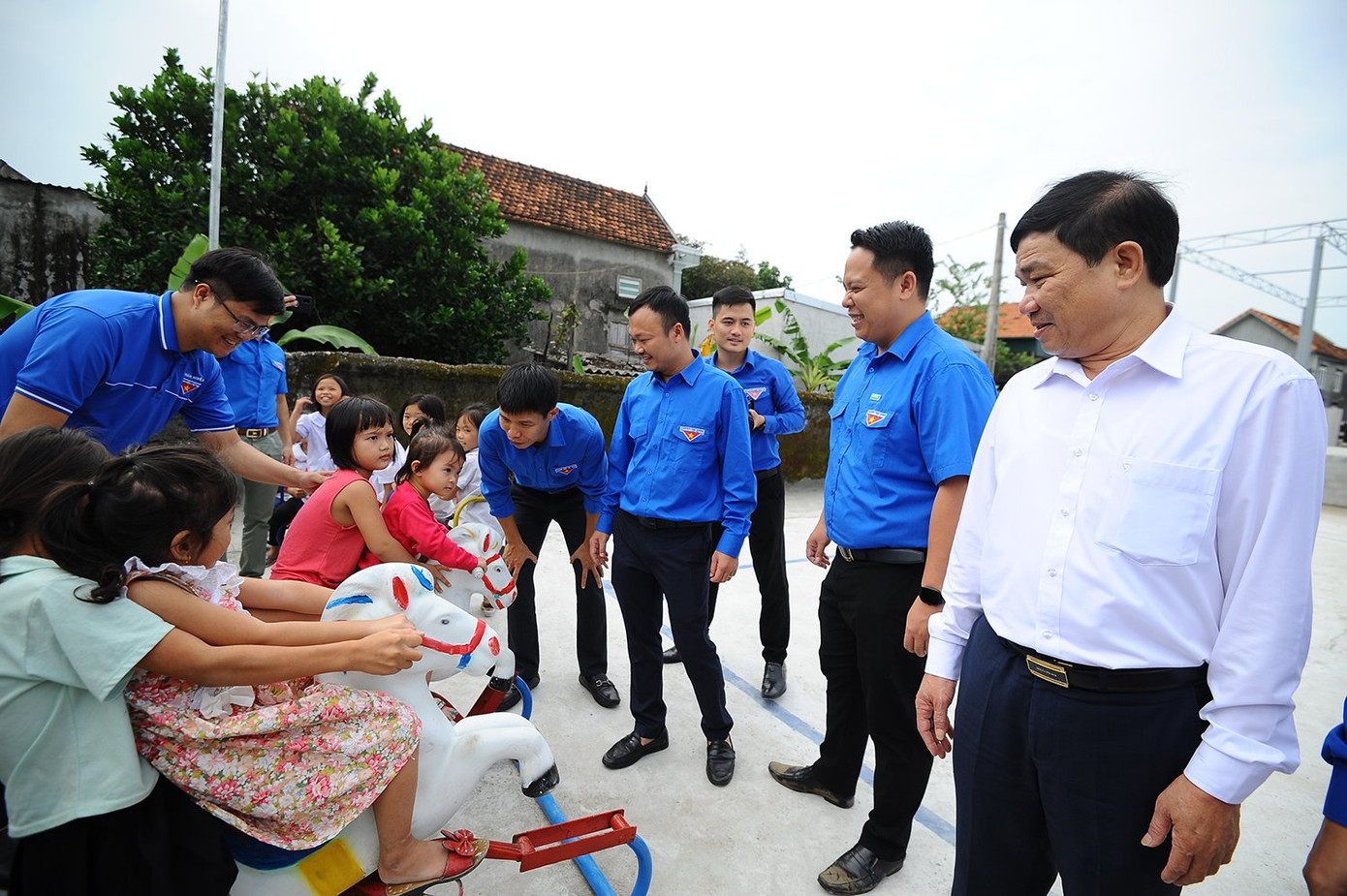 Đoàn thanh niên báo Tiền Phong tặng sân chơi thiếu nhi cho trẻ em miền biển ảnh 4