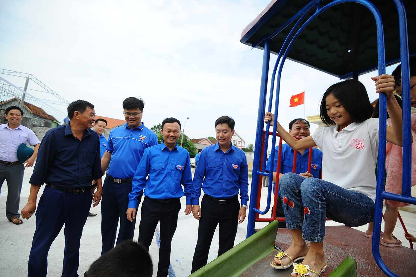 Đoàn thanh niên báo Tiền Phong tặng sân chơi thiếu nhi cho trẻ em miền biển ảnh 2