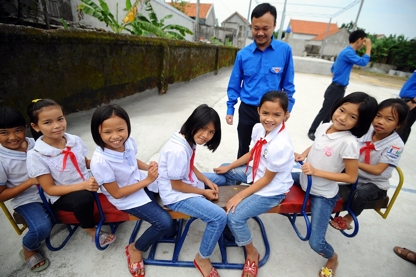 Đoàn thanh niên báo Tiền Phong tặng sân chơi thiếu nhi cho trẻ em miền biển ảnh 3