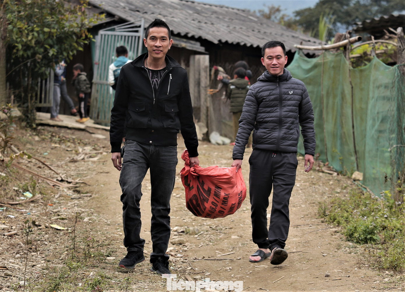 Ngắm hoa đào khoe sắc trên 'cổng trời' mù sương ảnh 17