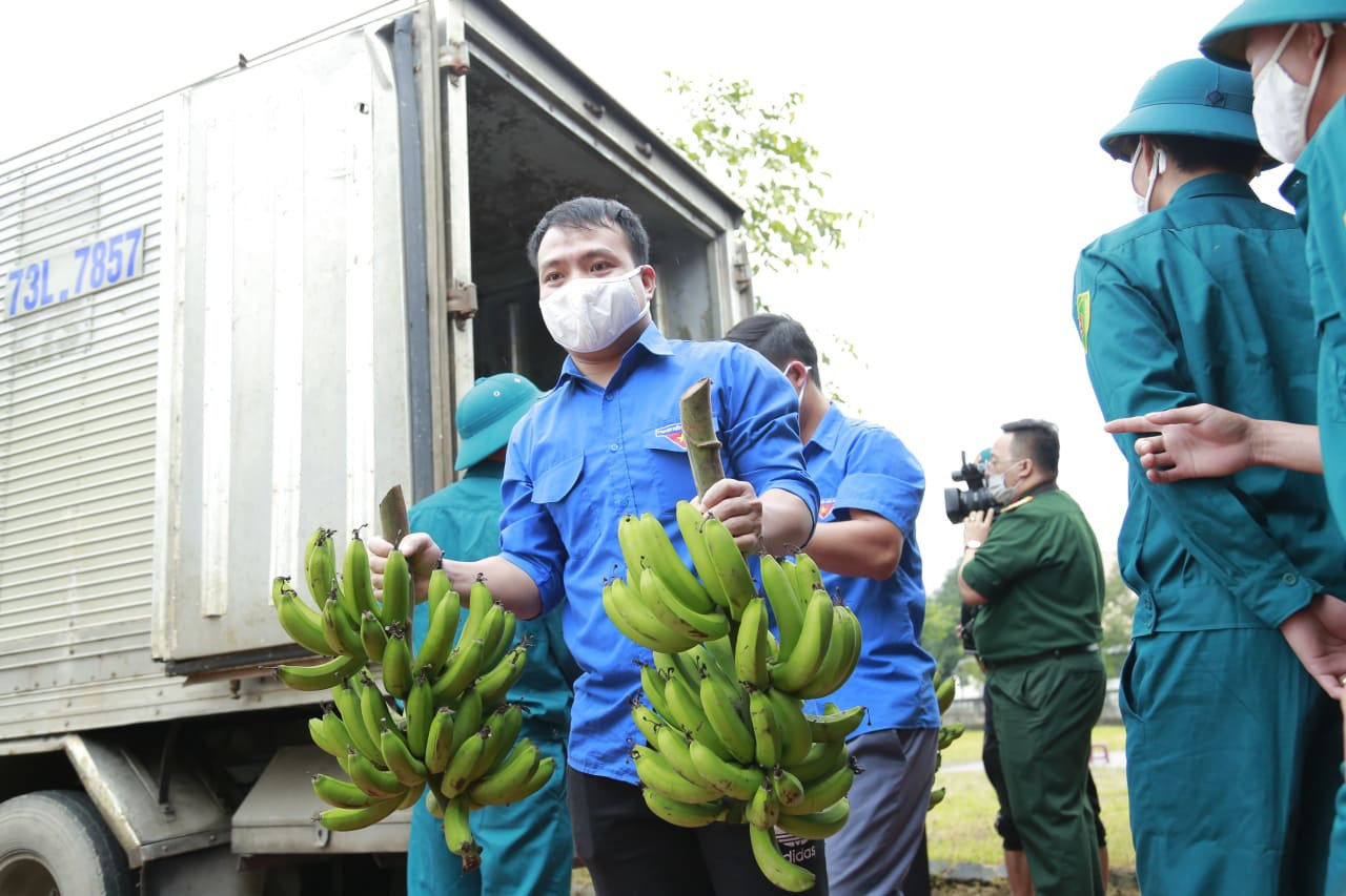 Người dân thâu đêm đỏ lửa luộc bánh chưng gửi vào khu cách ly tập trung ảnh 8