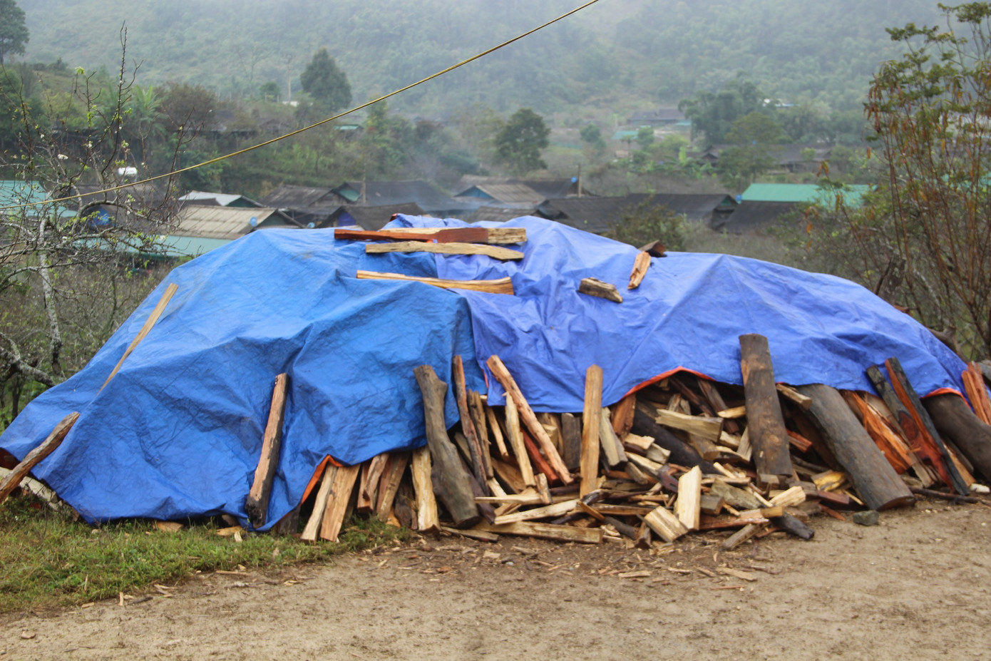 Người dân vùng núi co ro đốt lửa chống rét ảnh 3