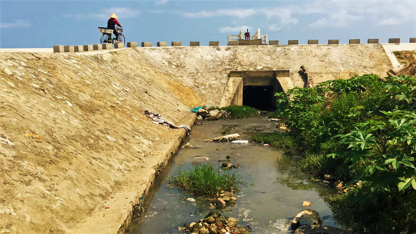 Nước thải sinh hoạt đen ngòm ngày đêm 'bức tử' biển Hà Tĩnh ảnh 1