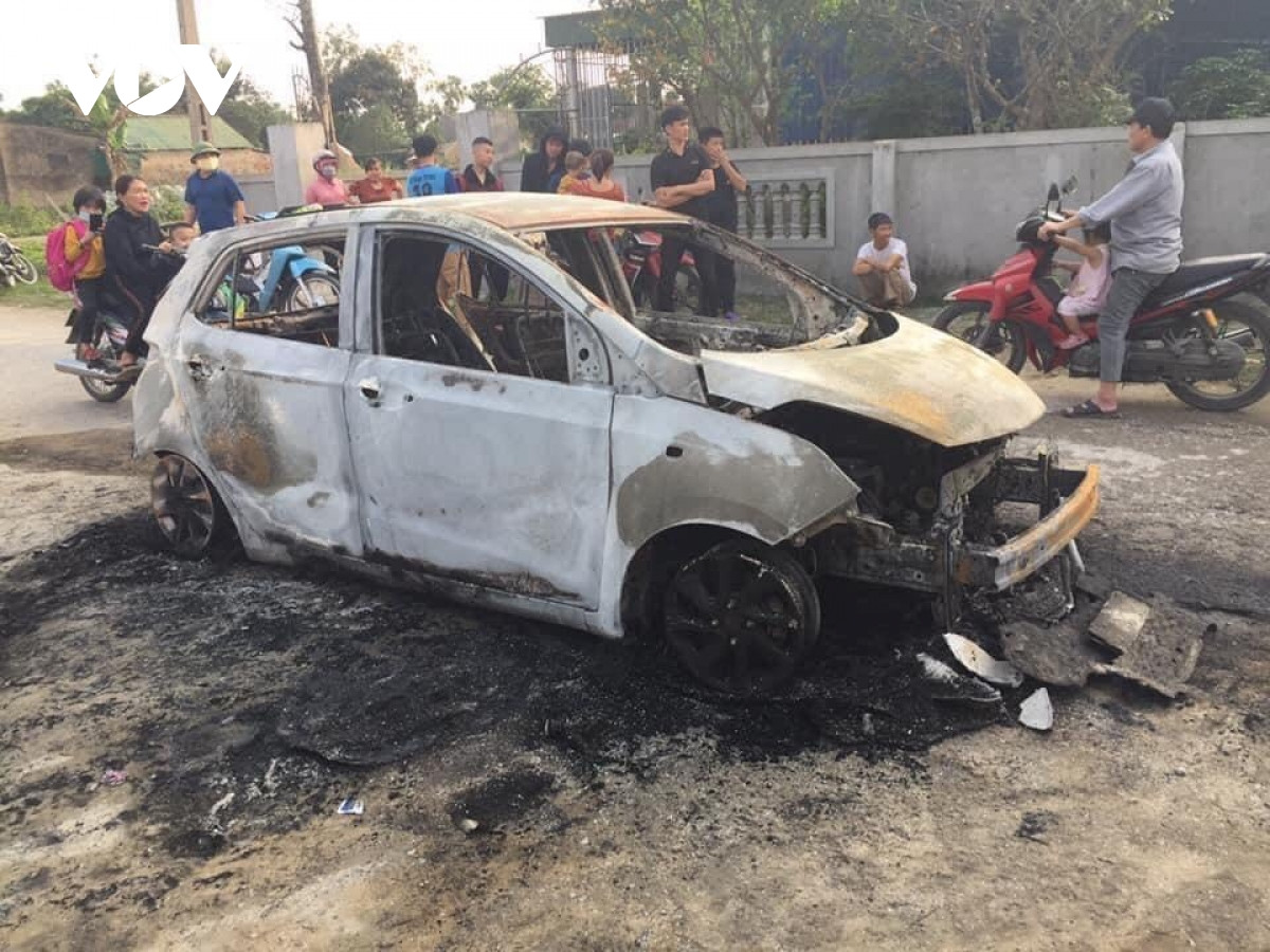 Tài xế 'ôm' giấy tờ thoát khỏi chiếc ô tô đang cháy ngùn ngụt ảnh 1