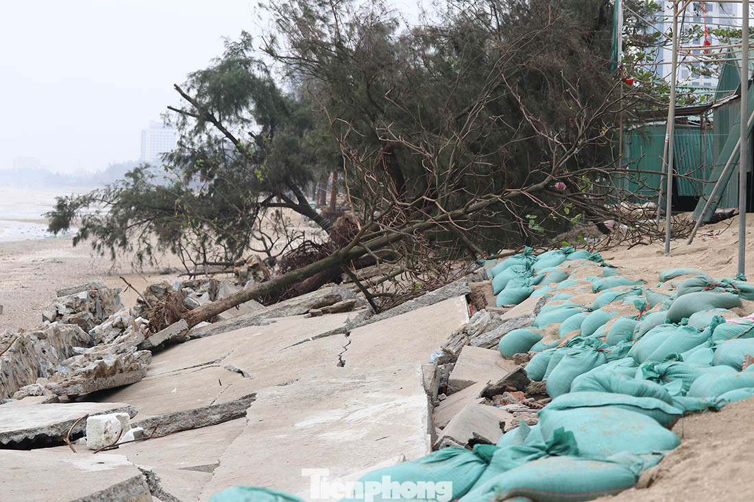 Kè chắn sóng ở Cửa Lò sụt lún vì bão ảnh 6